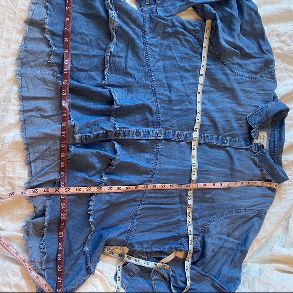 Cloth & Stone | Chambray Ruffled Top D254 - Picture 10 of 13